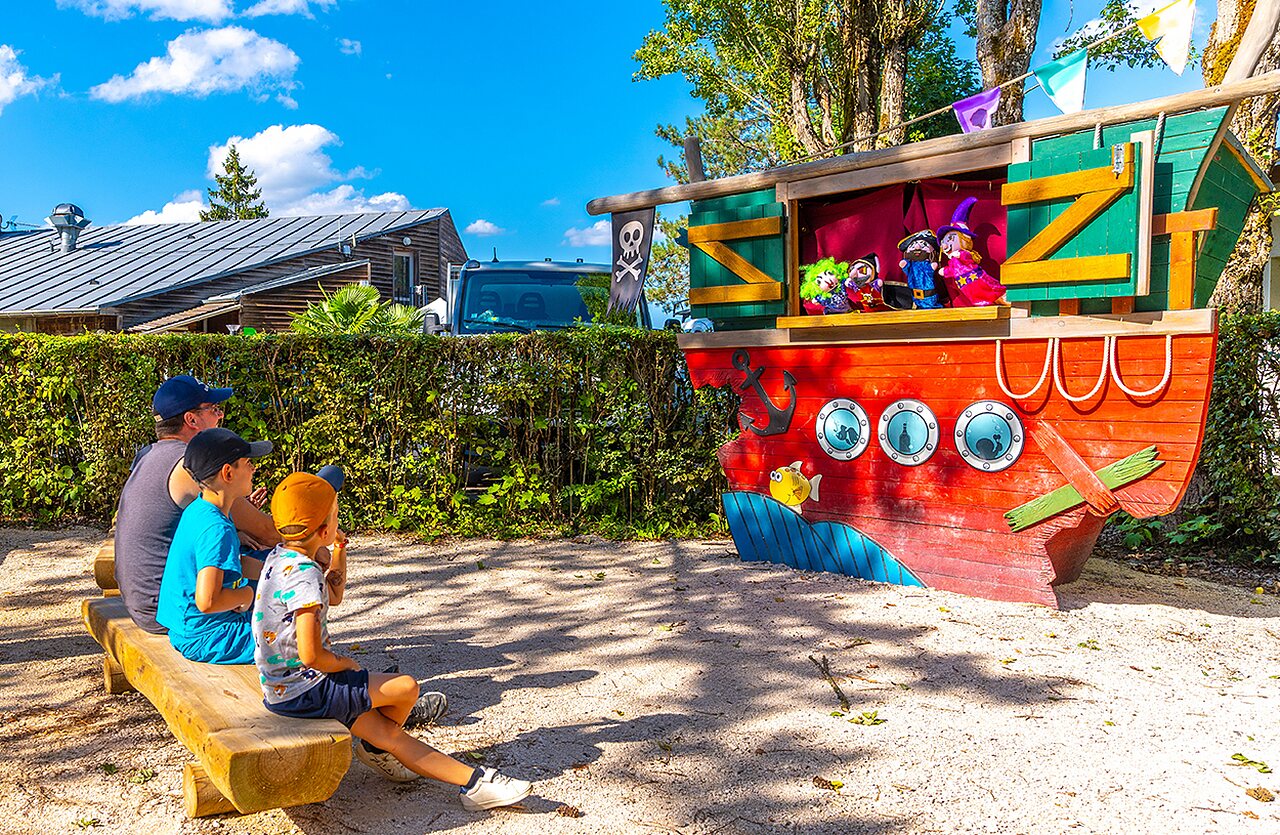 Espect�culo de marionetas y familia en el camping VAGUES OCEANES Lac de Panthier en Vandenesse-en-Auxois (21).