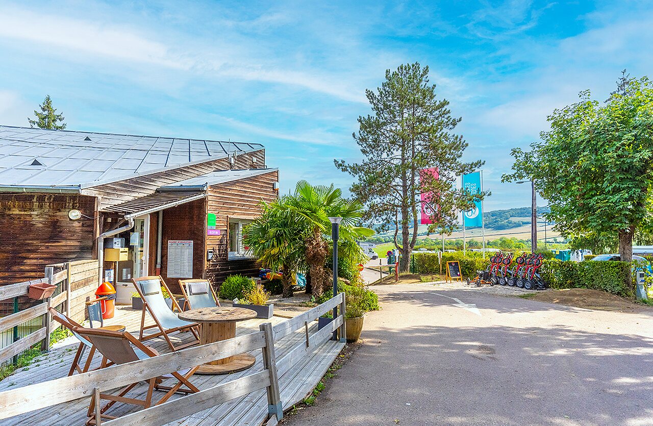 Recepci�n, bicicletas en el camping VAGUES OCEANES Lac de Panthier en Vandenesse-en-Auxois (21).