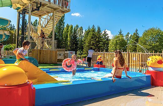 Waterspelen voor kinderen op camping VAGUES OCEANES Lac de Panthier in Vandenesse-en-Auxois.