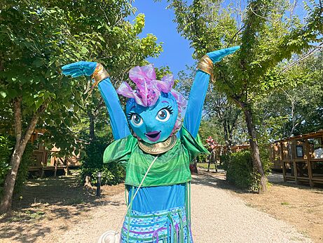 Vrolijke mascotte voor de animatie van camping VAGUES OCEANES Lac de Panthier.