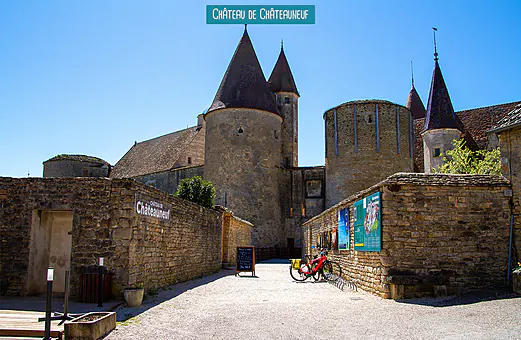 Ch�teau de Ch�teauneuf, forteresse m�di�vale � visiter pr�s du camping.
