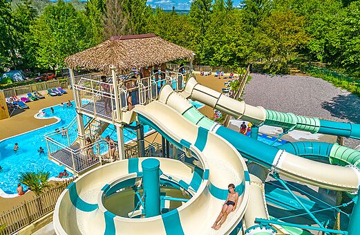 Toboggans aquatiques et piscine extérieure au camping VAGUES OCEANES Lac de Panthier.