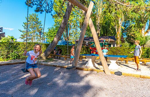 Speeltuin met schommel en kinderen op camping VAGUES OCEANES Lac de Panthier in Vandenesse-en-Auxois (21).
