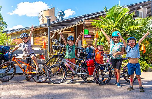 Kinderen op de fiets, receptie op camping VAGUES OCEANES Lac de Panthier in Vandenesse-en-Auxois (21).