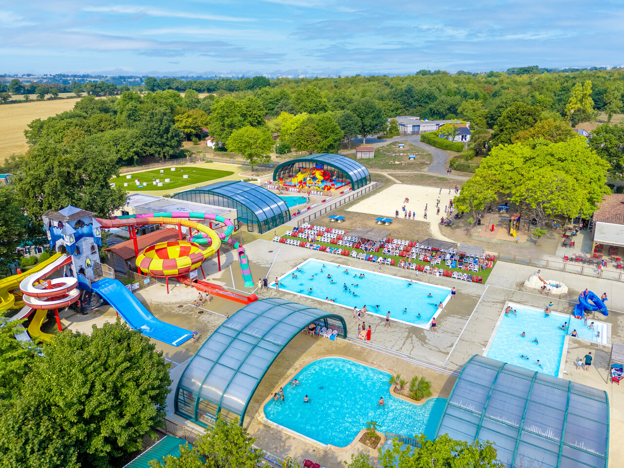 Riesenrutschen, Au�en- und Innenpools auf dem Campingplatz CAPFUN Lac de Ribou (49).