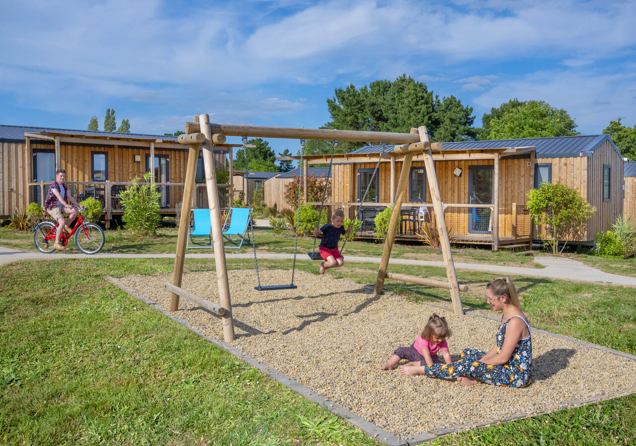 Spielplatz, Schaukel, Mobilheime, Familie auf CAPFUN Lac de Ribou in Cholet (49).