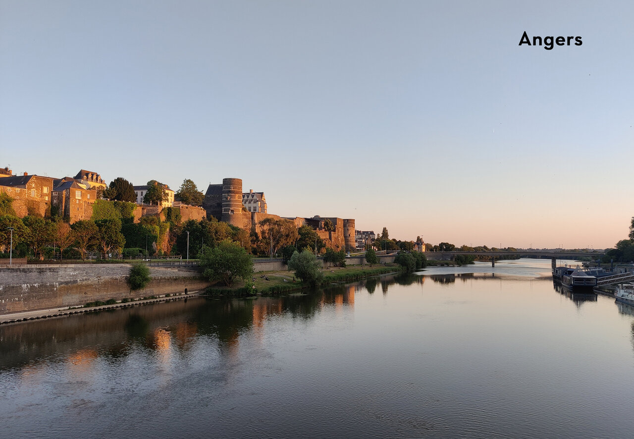 Schloss Angers und Fluss Maine bei Sonnenuntergang, Stadt zu besichtigen.