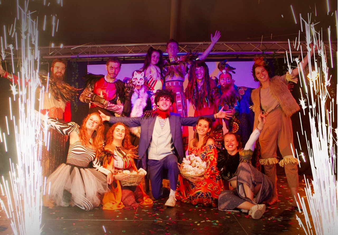 Kost�mierte K�nstler auf dem Campingplatz CAPFUN Lac de Ribou in Cholet (49).