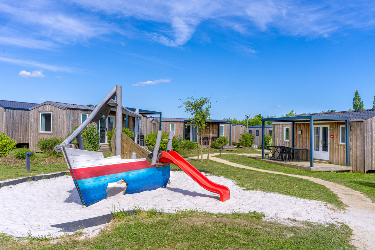 Spielplatz Boot und Rutsche, Mobilheime auf dem Campingplatz CAPFUN Lac de Ribou in Cholet (49).