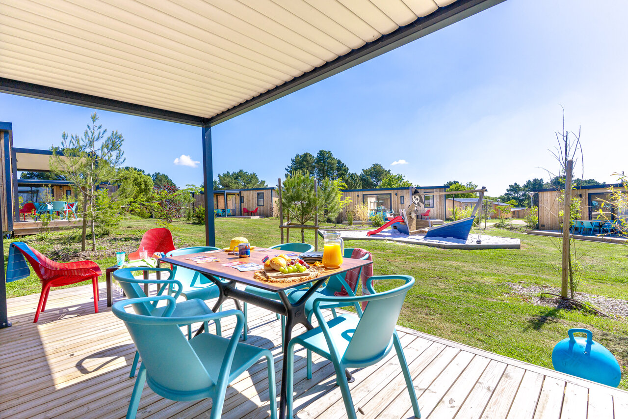�berdachte Terrasse Mobilheim, Kinderspielplatz auf dem Campingplatz CAPFUN Lac de Ribou in Cholet (49).