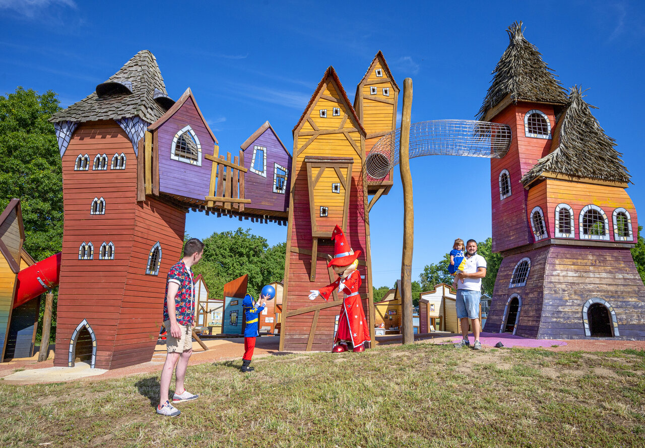 Thematischer Spielplatz, Rutschen, Maskottchen CAPFUN Lac de Ribou in Cholet (49).