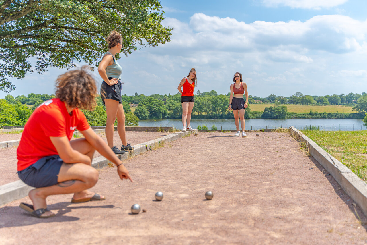 Boule spielen auf dem Campingplatz CAPFUN Lac de Ribou in Cholet (49).
