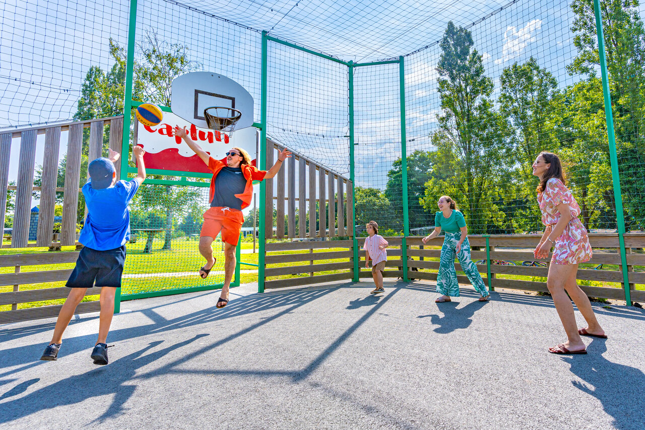 Outdoor-Basketballplatz mit Familie CAPFUN Lac de Ribou in Cholet.
