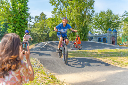 Enfants � v�lo sur la piste de pumptrack au camping CAPFUN Lac de Ribou � Cholet (49).