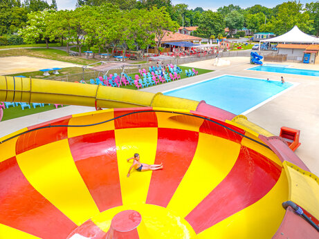 Tobogán acuático gigante y piscinas exteriores en camping CAPFUN Lac de Ribou Cholet (49).