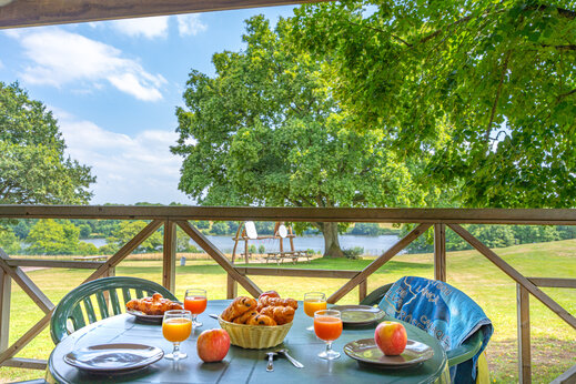 Petit d�jeuner sur terrasse, vue lac, au camping CAPFUN Lac de Ribou � Cholet (49).