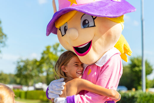 Mascotte du camping �treignant une enfant, animation au camping CAPFUN Lac de Ribou � Cholet (49).