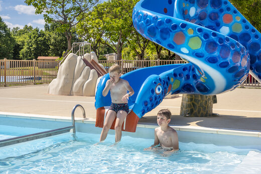 Wasserrutsche und Kinderbecken auf dem Campingplatz CAPFUN Lac de Ribou (49).