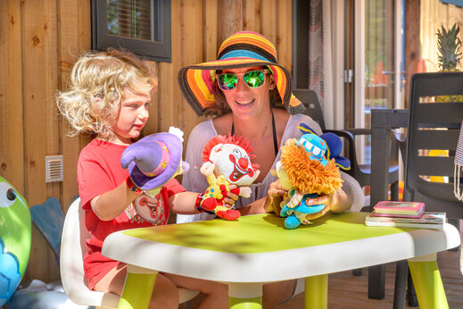 Famille joue avec marionnettes au camping CAPFUN Lac de Ribou � Cholet (49).