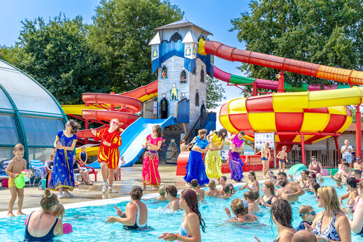 Wasseranimation, Tänzer und Riesenrutschen im Camping CAPFUN Lac de Ribou in Cholet (49).