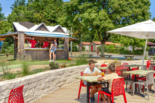 Bar, terrasse, enfants au CAPFUN Lac de Ribou � Cholet.