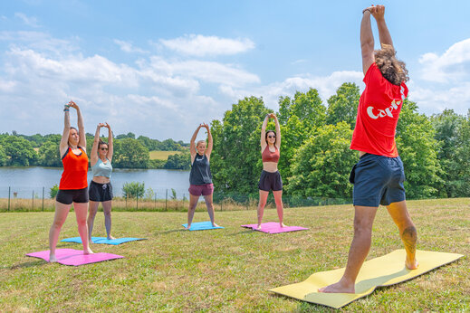S�ance de stretching en groupe sur tapis au camping CAPFUN Lac de Ribou � Cholet (49).