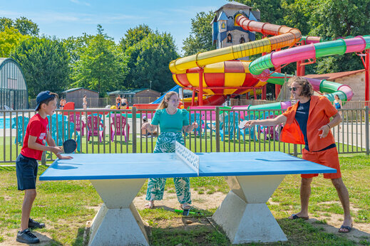Ping-pong, toboggans aquatiques au camping CAPFUN Lac de Ribou � Cholet (49).