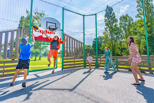 Terrain multisport et famille jouant au basketball au camping CAPFUN Lac de Ribou � Cholet (49).