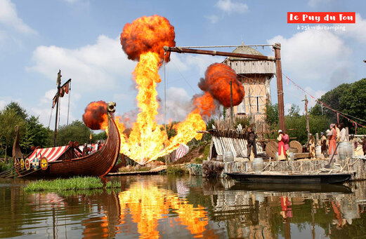 Espectáculo histórico con barcos vikingos y explosiones en Puy du Fou.