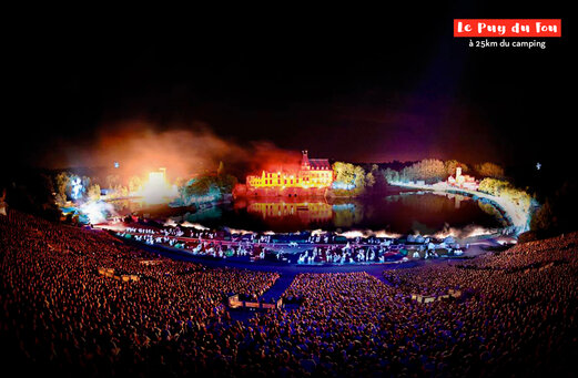 Espectáculo nocturno grandioso en Puy du Fou, un parque histórico cerca de Cholet.