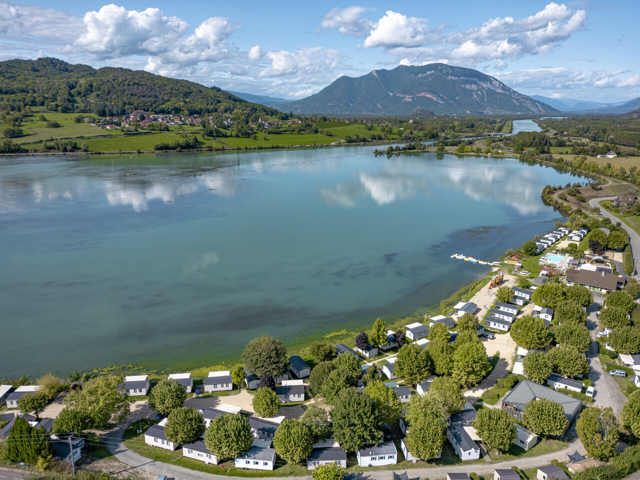 Mobile homes au camping CLICOCHIC Lac du Lit du Roi � Massignieu-de-Rives (01).