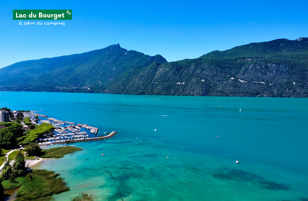 Lac du Bourget, lac alpin avec port de plaisance et montagnes en Savoie.