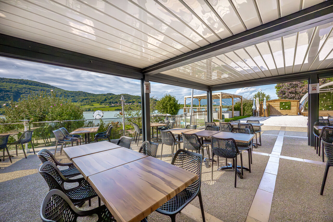 Terrasse restaurant ombrag�e, vue lac, CLICOCHIC Lac du Lit du Roi.