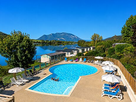 Außenpool, See- und Bergblick, Camping CLICOCHIC Massignieu-de-Rives.