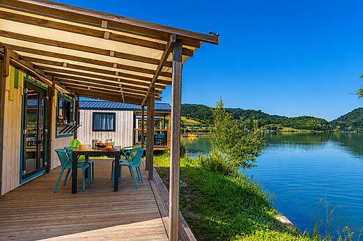 Mobilheim, möblierte Terrasse, Seeblick auf dem Campingplatz CLICOCHIC in Massignieu-de-Rives.