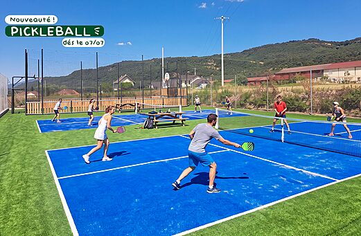 Outdoor-Pickleballplatz mit Spielern auf dem Campingplatz CLICOCHIC Massignieu-de-Rives.