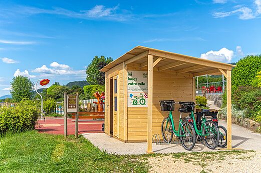 Grüner Fahrradverleih auf Campingplatz CLICOCHIC Lac du Lit du Roi.