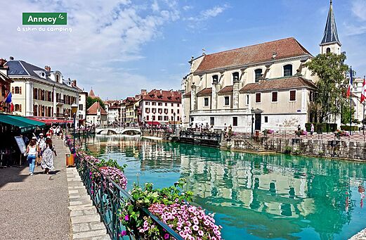 Altstadt von Annecy mit Kanal, Brücken und historischen Gebäuden.