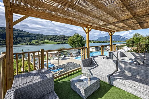 Outdoor-Lounge-Bereich, See- und Bergblick auf Camping CLICOCHIC Massignieu-de-Rives