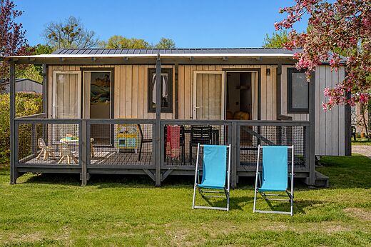 Modernes Mobilheim mit Terrasse auf dem Campingplatz CLICOCHIC Lac du Lit du Roi.