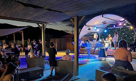 Live-Musik-Animation am Abend auf dem Campingplatz CLICOCHIC Lac du Lit du Roi.