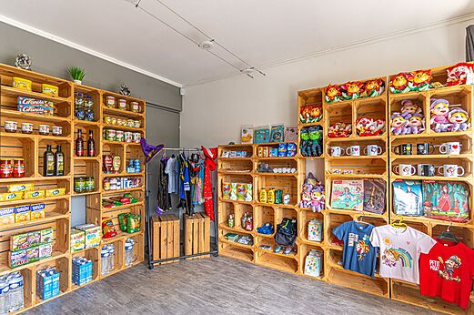 Camping-Lebensmittelgeschäft mit Lebensmitteln, Souvenirs und Kostümen auf dem Campingplatz CLICOCHIC.