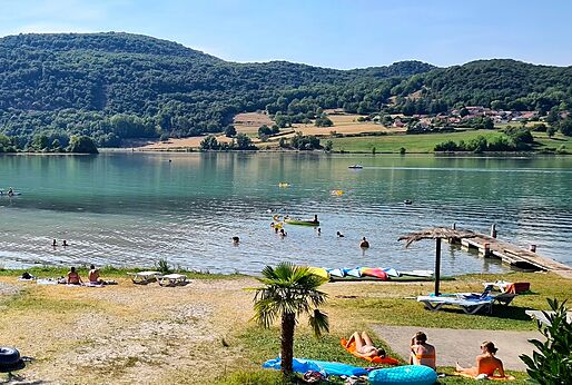 Wassersportaktivitäten am See und ausgestatteter Strand auf dem Campingplatz CLICOCHIC Lac du Lit du Roi.