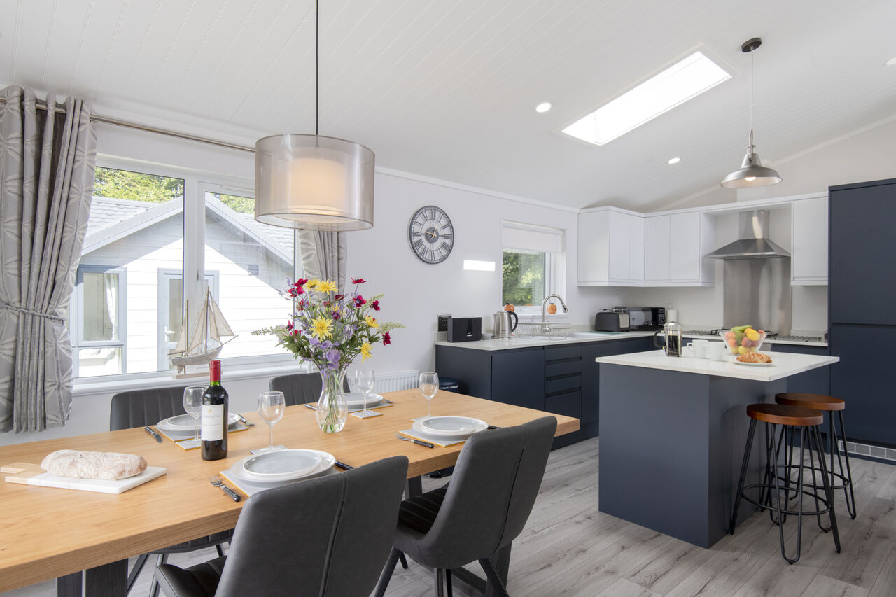 Moderne K�che und Esszimmer einer Unterkunft im CAPFUN UK Lakeview Manor.