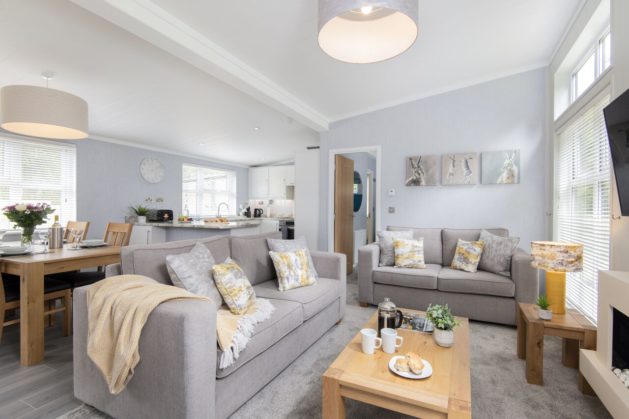 Modernes Wohnzimmer, Essbereich und K�che eines Mobilheims auf Camping CAPFUN UK Lakeview Manor in Dunkeswell