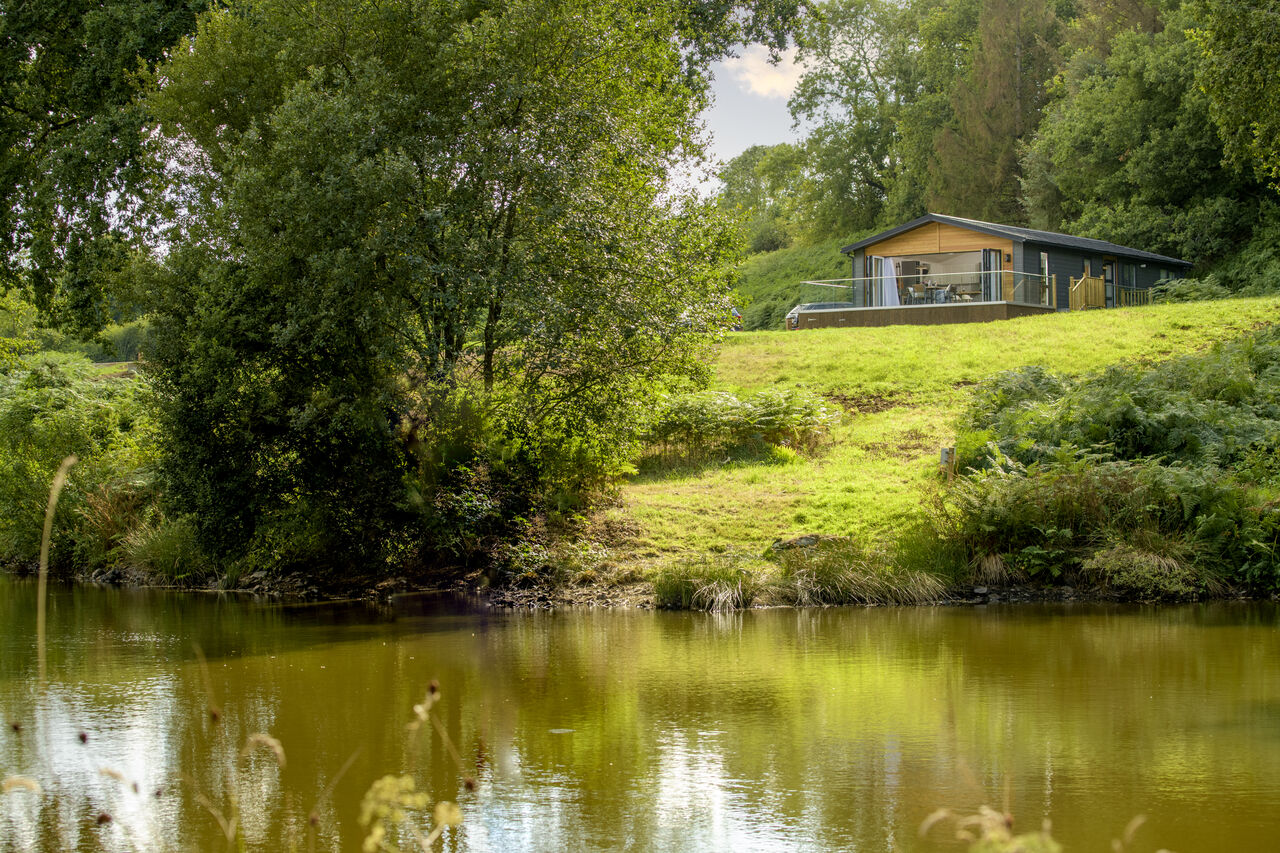 Modernes Chalet, See, Natur, auf dem Campingplatz CAPFUN UK Lakeview Manor in Dunkeswell.