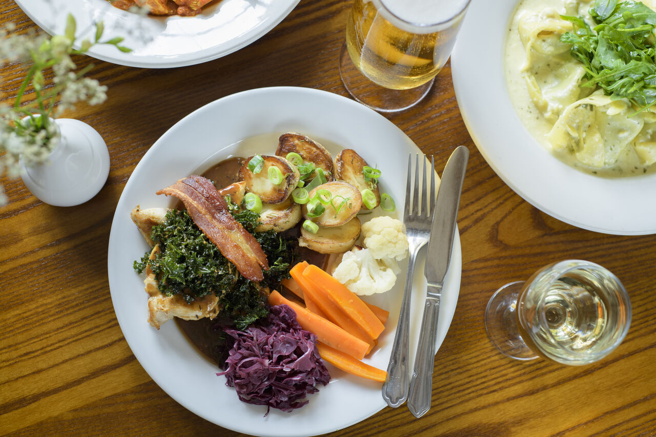 H�hnchen, Speck, Gem�se, Kartoffeln im Restaurant CAPFUN UK Lakeview Manor.