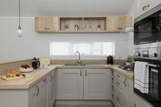 Moderne und ausgestattete K�che eines Mobilheims auf dem Campingplatz CAPFUN UK Lakeview Manor.