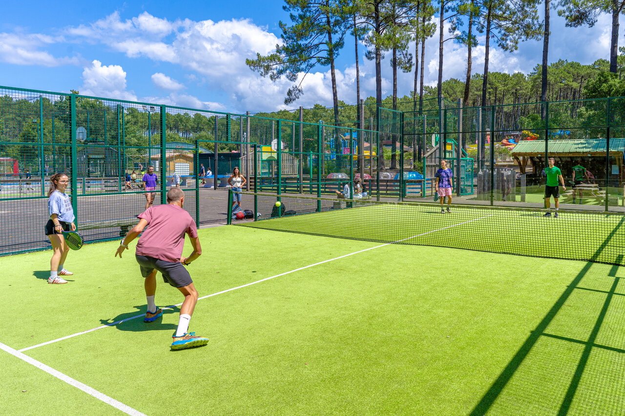 Padelspelers, sportactiviteiten op camping CAPFUN Landisland in Moliets-et-Maa (40).
