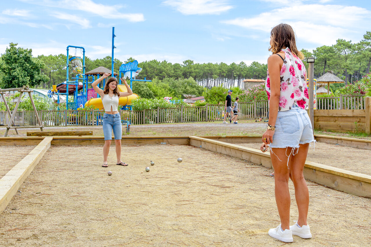 Petanque spelers op jeu de boules baan met waterpark op CAPFUN Landisland (40).